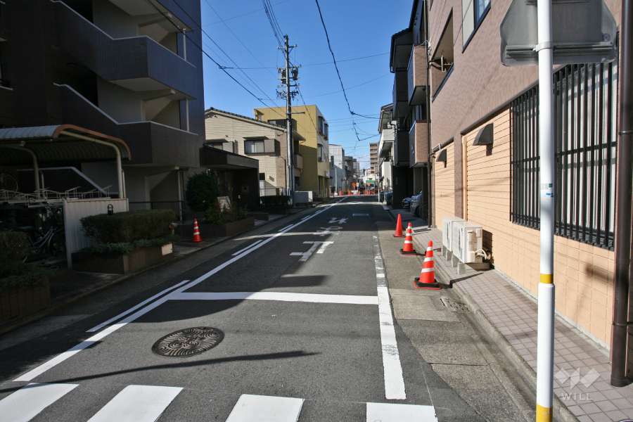 敷地北側の前面道路（東側から）