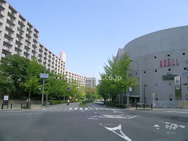 すぐ目の前には商業施設アザールがあります。