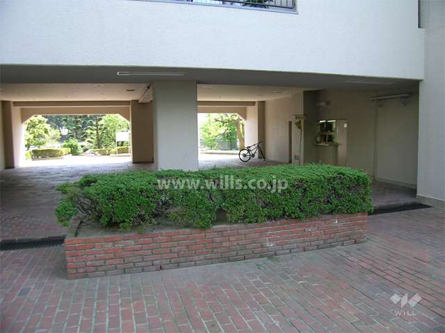 管理事務所とピロティ