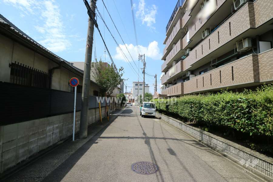敷地南側の前面道路（東側から）