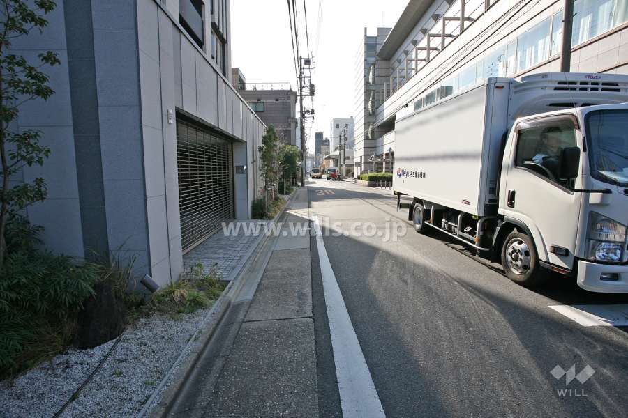 敷地西側の前面道路