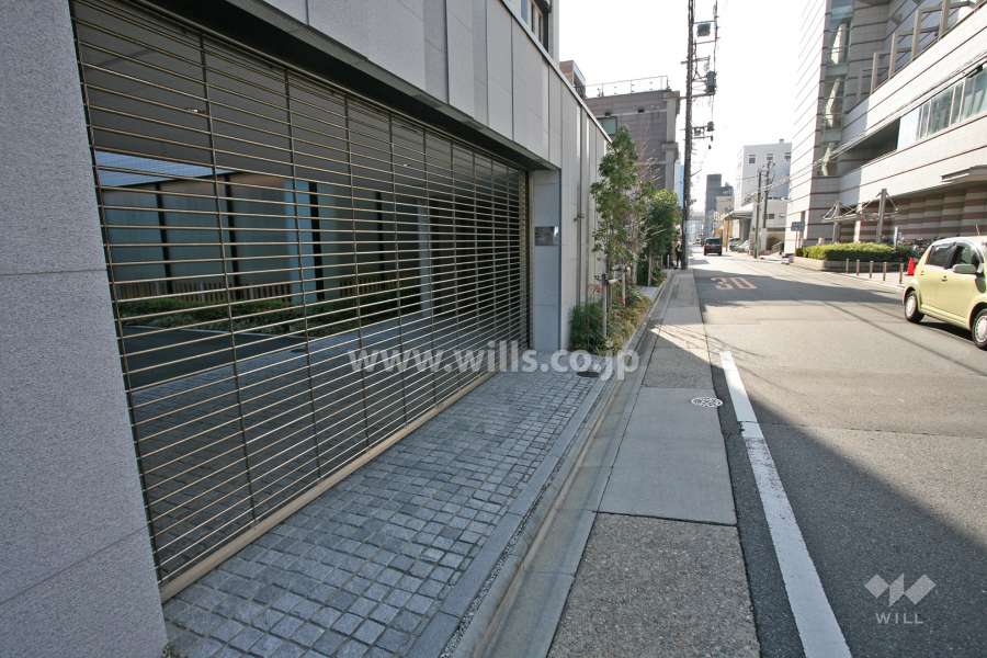 駐車場出入り口(リングシャッター付き）