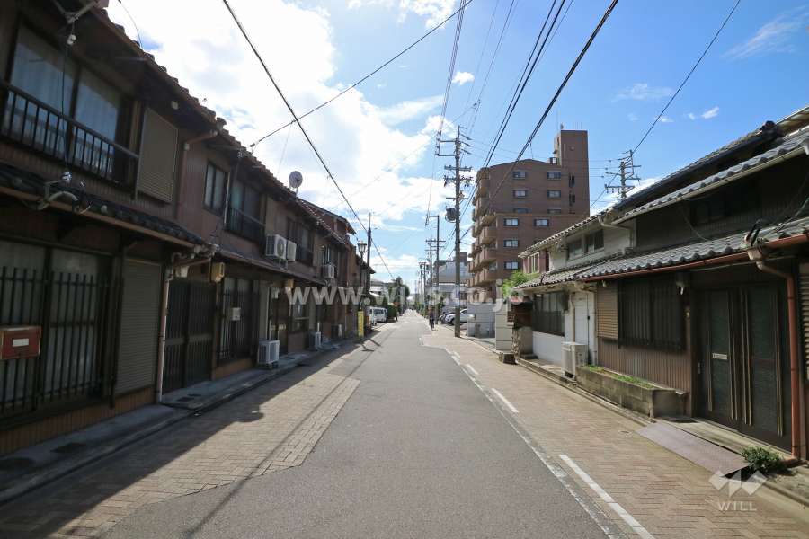 敷地南側の前面道路（東側から）