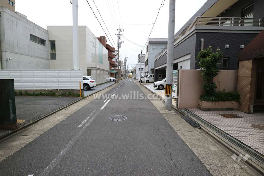 敷地南側の前面道路（東側から）