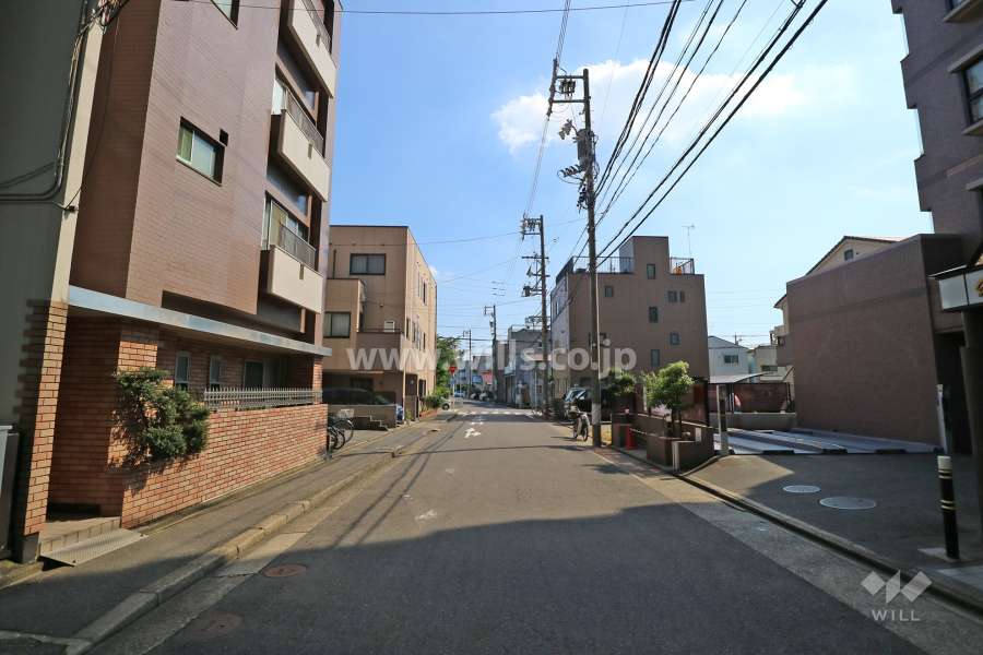 敷地東側の前面道路（北側から）