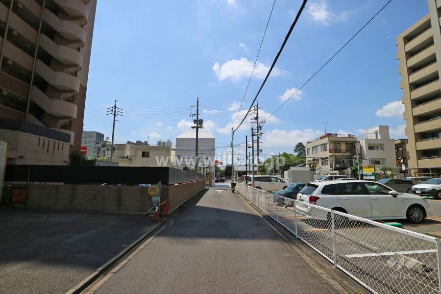 敷地北側の前面道路（東側から）