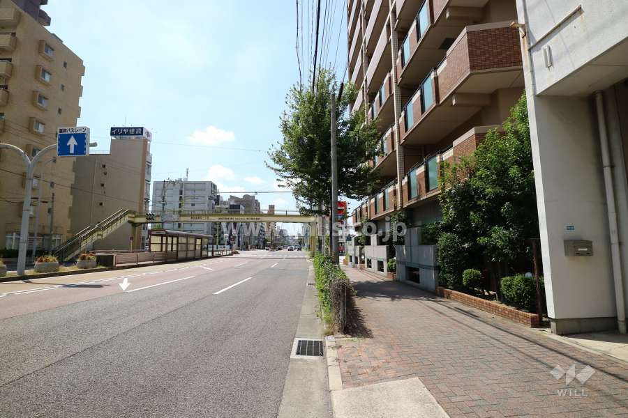 敷地南側の前面道路（東側から）