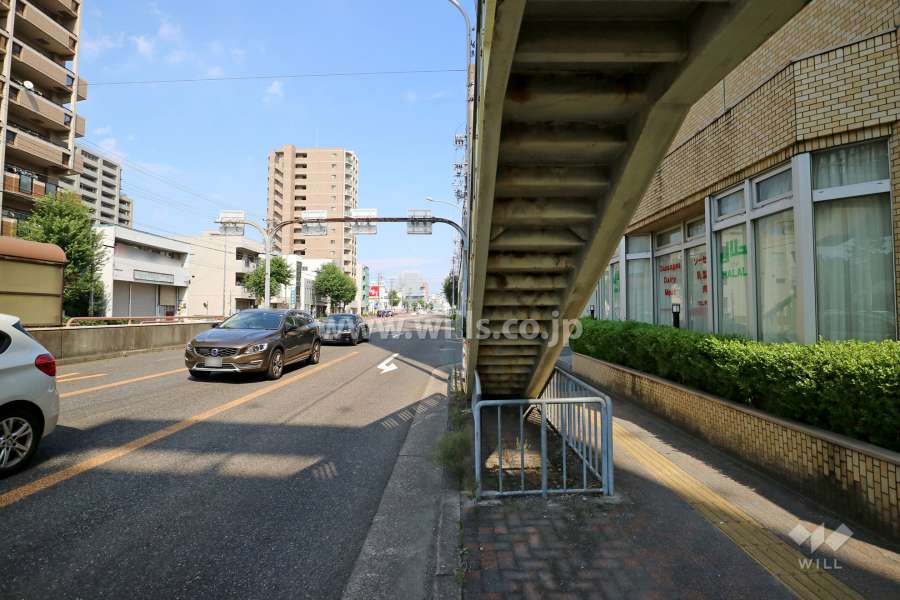 敷地北側の前面道路（西側から）