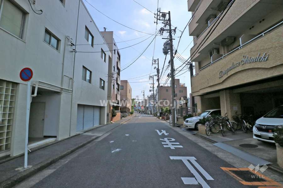 敷地東側の前面道路（北側から）