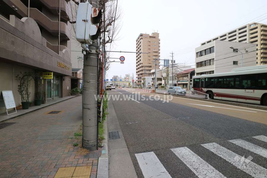 敷地北側の前面道路（東側から）