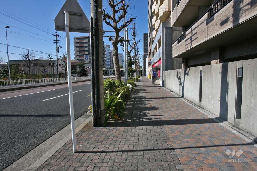 敷地南側は県道215号（出来町通）に面しています。