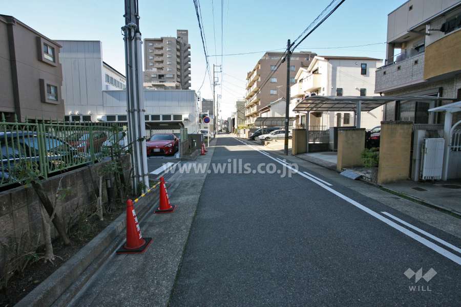 敷地北側の前面道路（東側から）