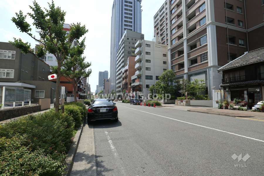 敷地南側の前面道路