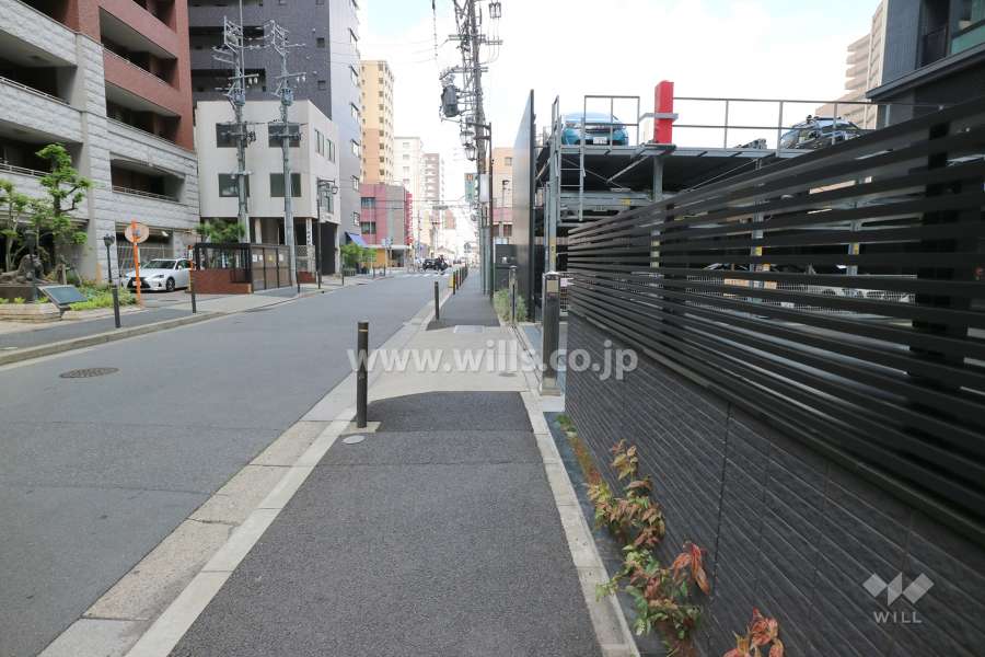 敷地の北側前面道路（西側から）