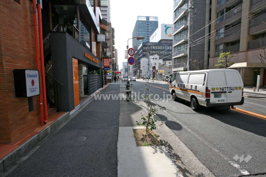 敷地東側の前面道路（北側から）