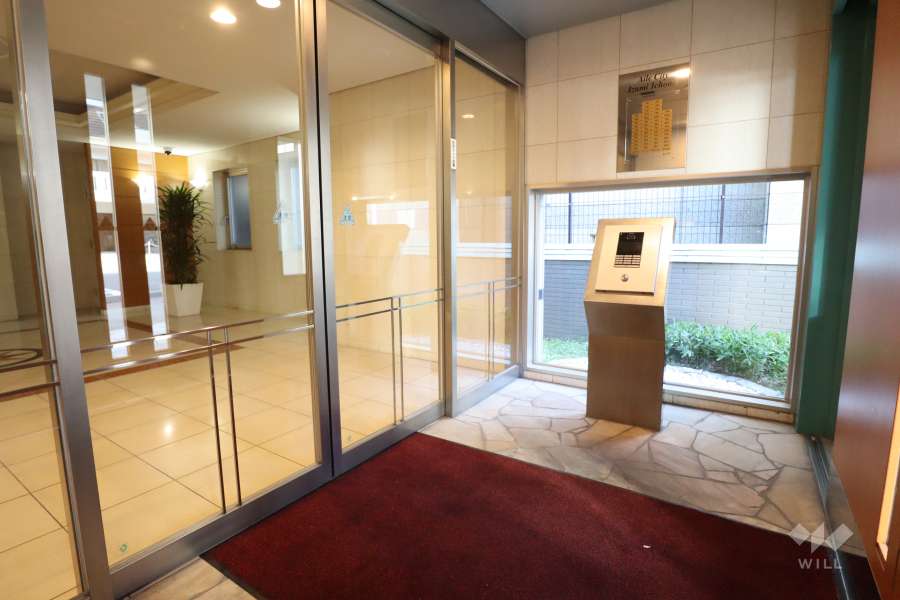 エントランスはオートロック付きです。