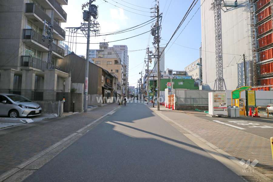 敷地北側の前面道路（東側から）