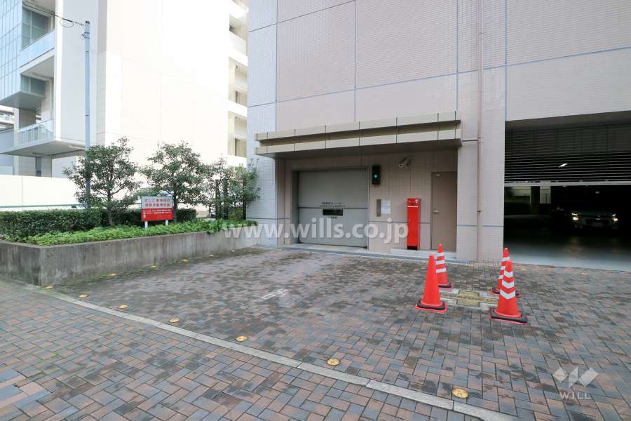 駐車場出入り口（ロボットゲート付き）