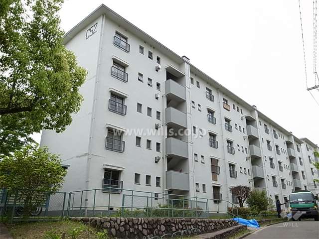 公団新千里北町第二団地C-52棟の外観（北東側から）