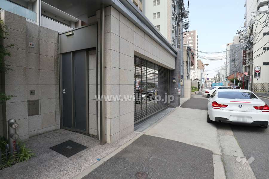駐車場出入り口（リングシャッター付き)
