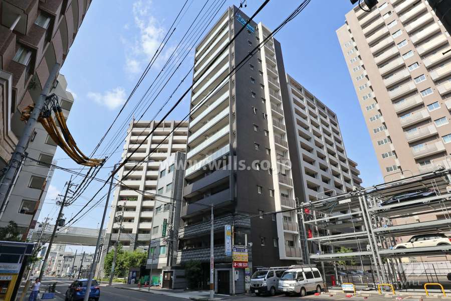プレサンスロジェ泉の外観（南西側から）
