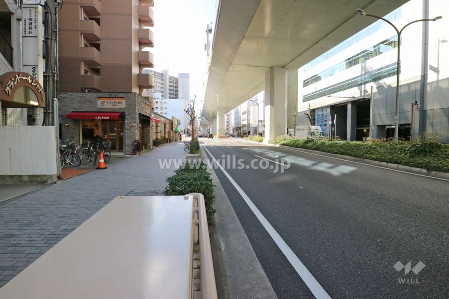 敷地北側の前面道路（東側から）　名古屋高速都心環状線が走っています。