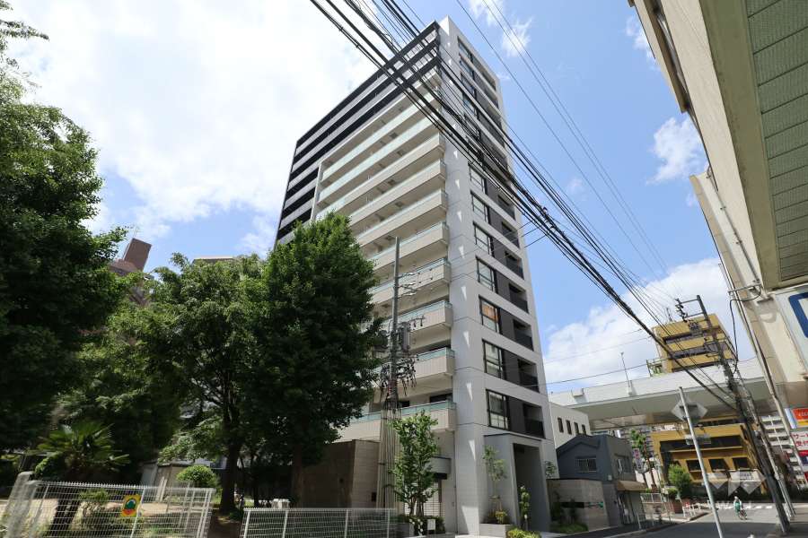 ローレルアイ泉の外観（南東側から）　敷地南側に隣接して『東片端どんぐりひろば』があります。
