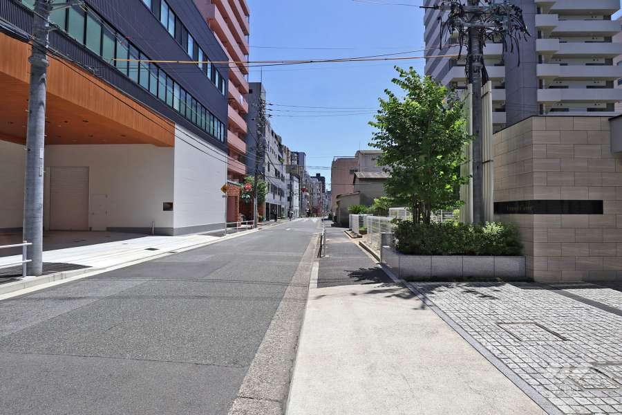 敷地東側の前面道路（北側から）