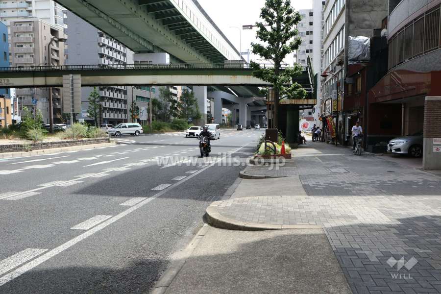敷地東側の前面道路(国道41号線・名古屋高速)