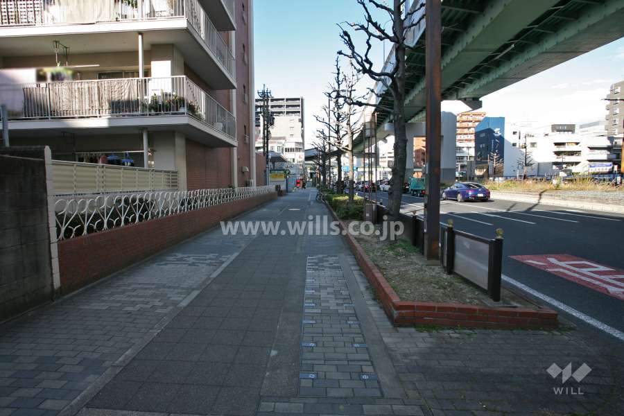 敷地東側は高速道路に隣接しています。