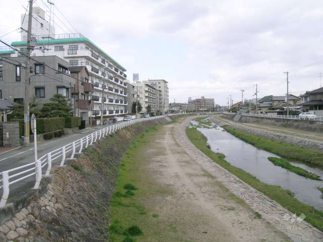 敷地の南側には仁川が流れています。