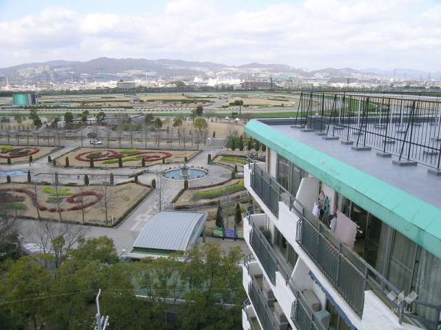 敷地の北側には阪神競馬場が広がっています。
