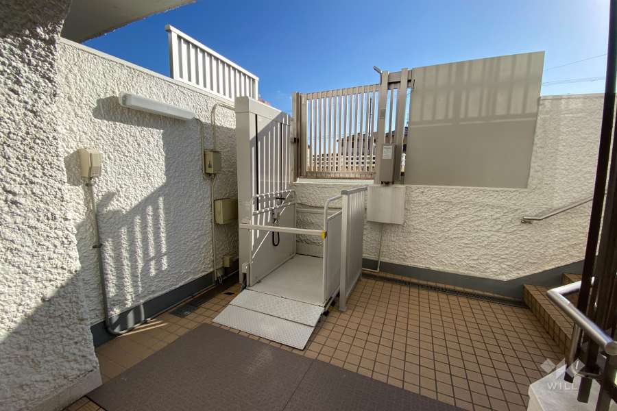 エントランスに設置された昇降機