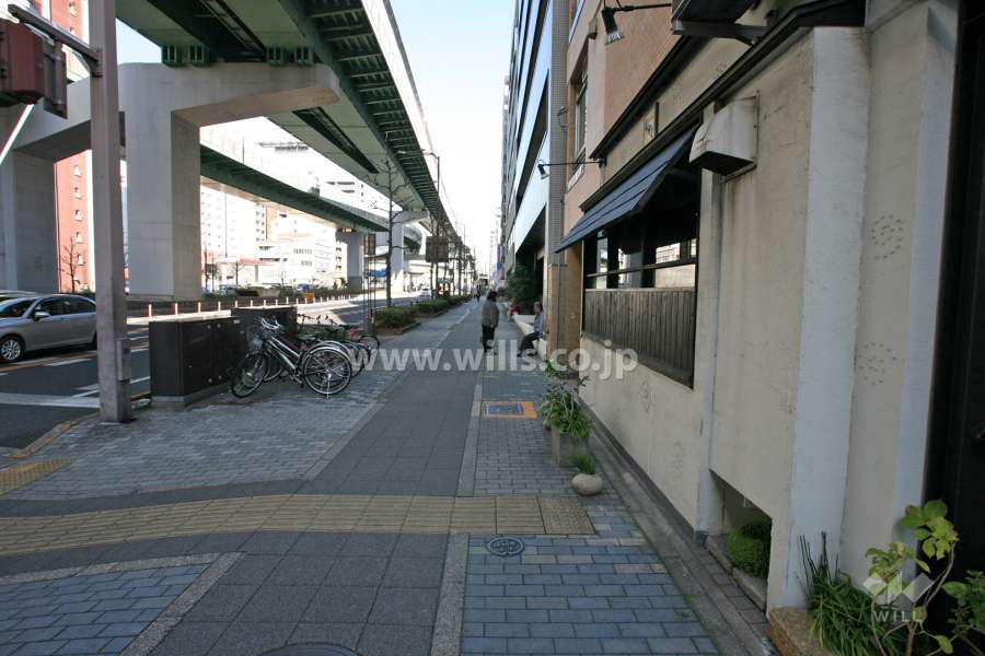 敷地西側の前面道路