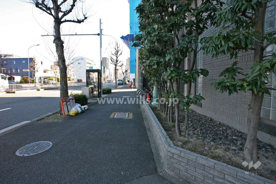 敷地北側は外堀通りに面しています。