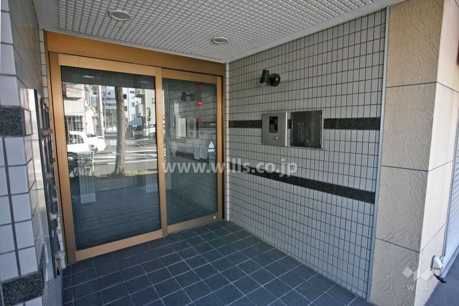 エントランスはオートロック付きです。