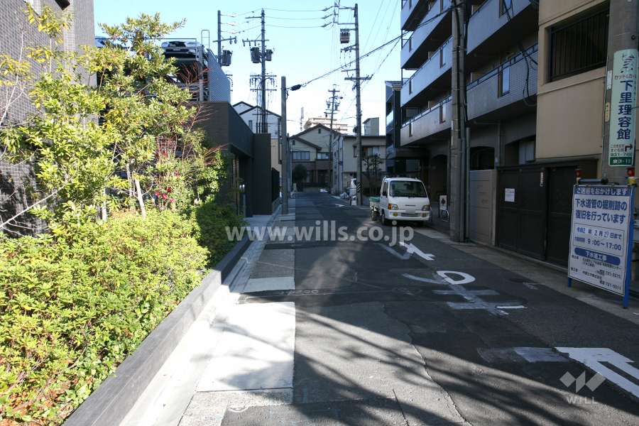 プレサンスグラン泉の東側前面道路