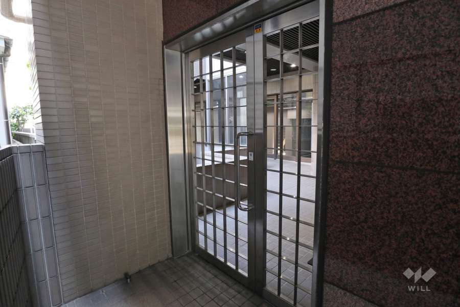 エントランスはオートロック付きです。