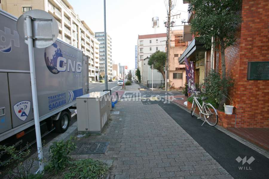 敷地北側の前面道路（西側から）