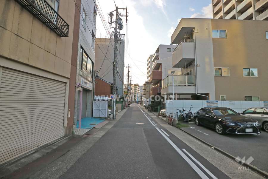 敷地北側の前面道路（東側から）