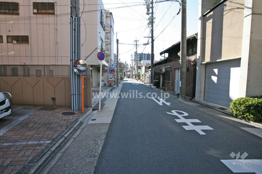 敷地西側の前面道路