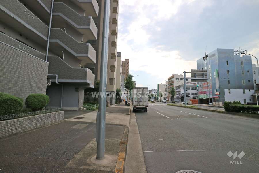 敷地北側の前面道路（東側から）