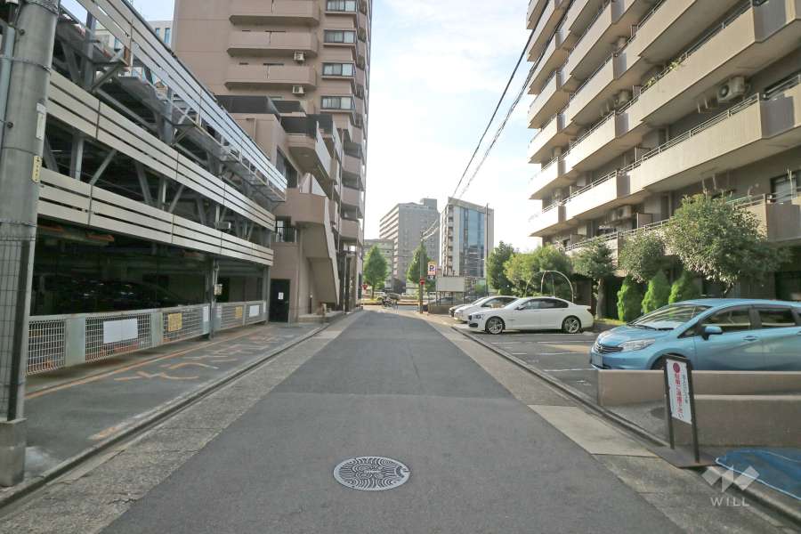 敷地南側の前面道路（東側から）