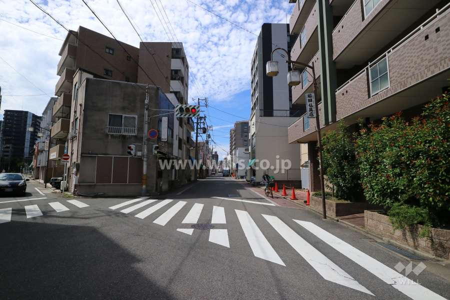 敷地南側の前面道路（東側から）