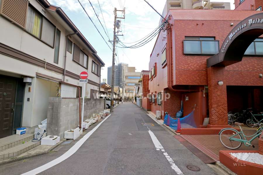 敷地東側の前面道路（北側から）