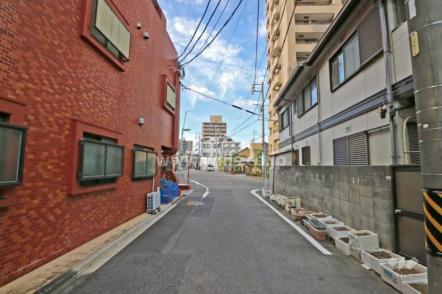 敷地東側の前面道路（南側から）