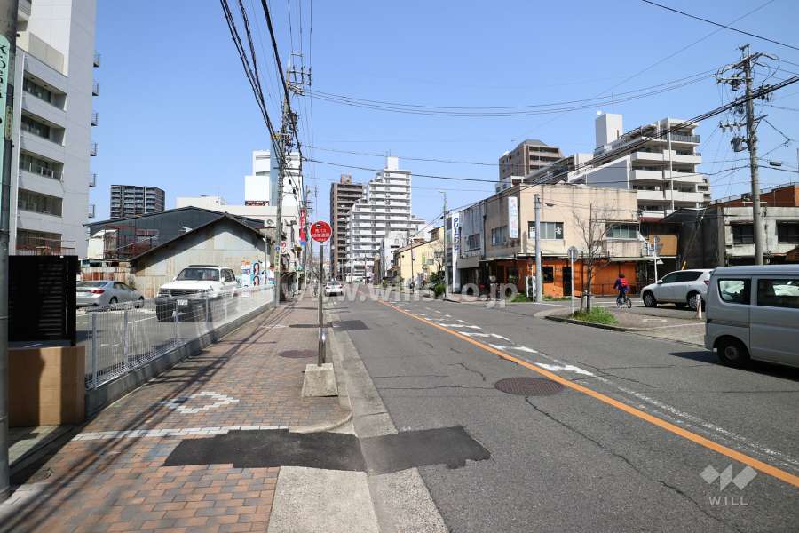 敷地東側の前面道路（南側から）