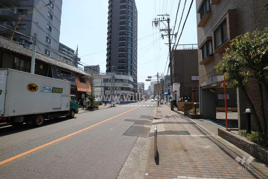敷地東側の前面道路（北側から）