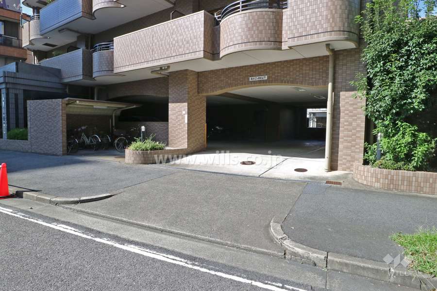 駐車場出入り口