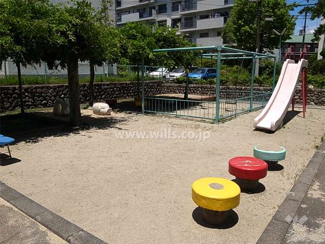 C-56棟の東側には公園があります。